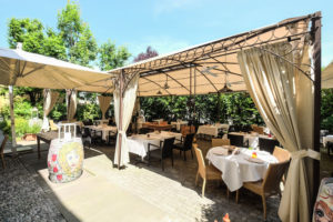 esterni-osteria-le-quattro-rose